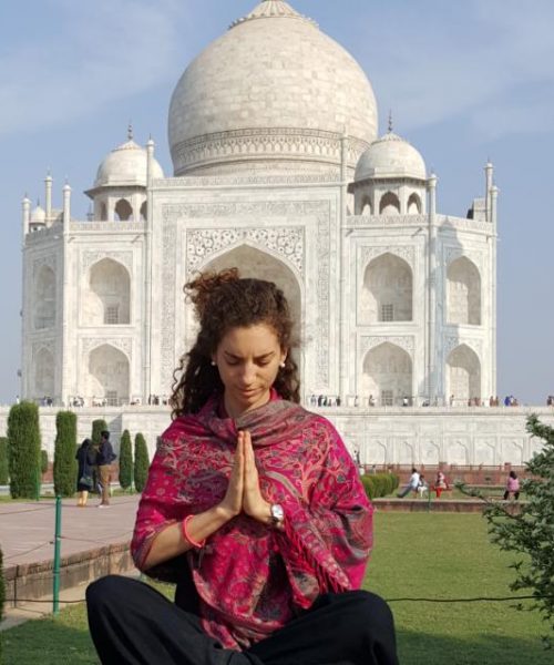Mujer viajera Namaste en Taj Mahal
